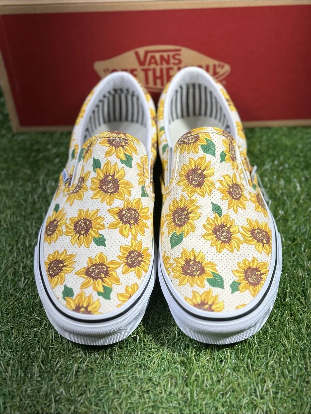 Vans Classic Slip-On, Sunflower Print/White,Men’s 8.5/Womens 10, VN000ZMRFN0